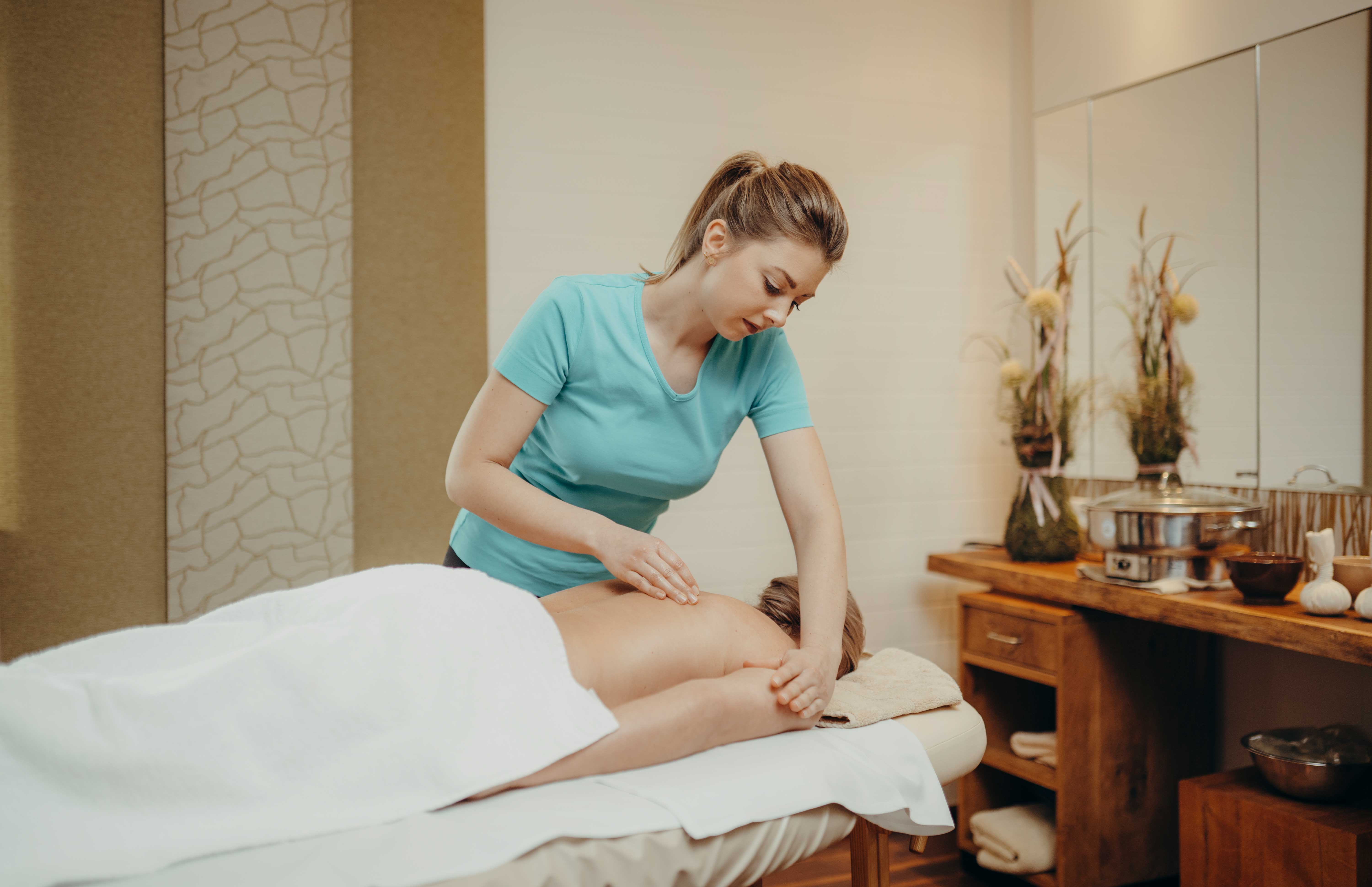Zirbenöl-Massage